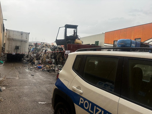 Roccadaspide, scoperto deposito illecito di rifiuti: scatta il sequestro