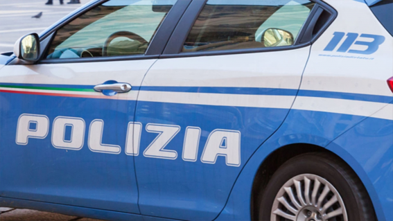Rapina un minorenne e lo colpisce con un pugno: arrestato extracomunitario