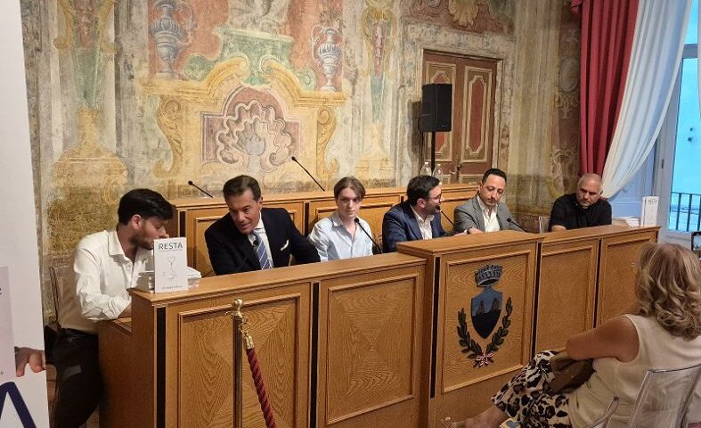 Giovani e futuro del Mezzogiorno: confronto a Vietri sul Mare con lo scrittore Giuseppe Iozzino