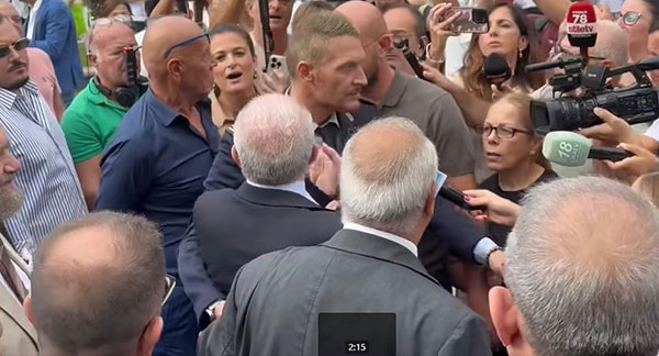 Salerno, De Luca contestato al Ruggi da una madre: mia figlia morta su una barella senza ricevere cure