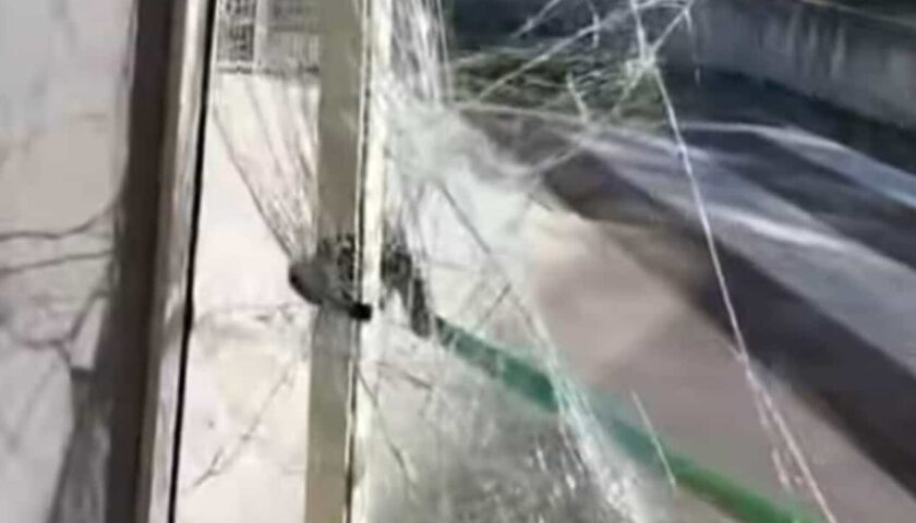 Vandali nella palestra comunale di Sassano. Il sindaco Rubino: “Atto vile”