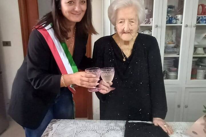 San Cipriano Picentino, il sindaco Sonia Alfano l’assessore Ferro festeggiano i 106 anni di Anna D’Ascoli
