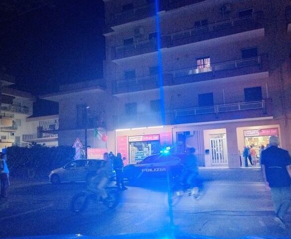 Sarno, pulisce la pistola di ordinanza e ferisce la madre titolare di un negozio
