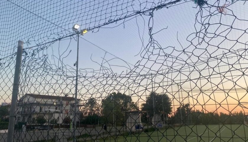 Albanella, vandali tagliano la rete del campo presso il Palazzetto dello Sport: ira del sindaco