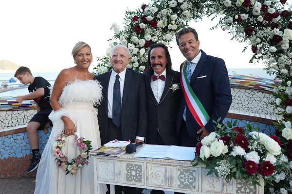 Matrimonio del capo ultras granata Raffaele “Il Vichingo con De Luca e il sindaco di Vietri