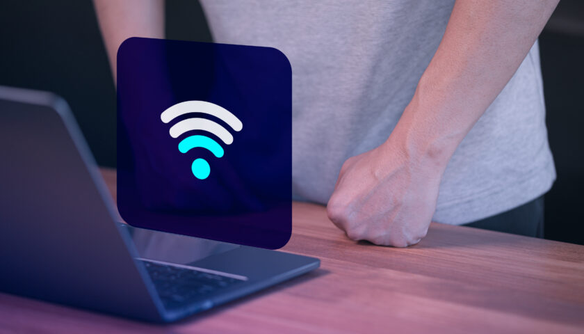 HO SCOPERTO CHE UN VICINO SI È COLLEGATO ABUSIVAMENTE ALLA MIA RETE WIFI: COSA DICE LA LEGGE!