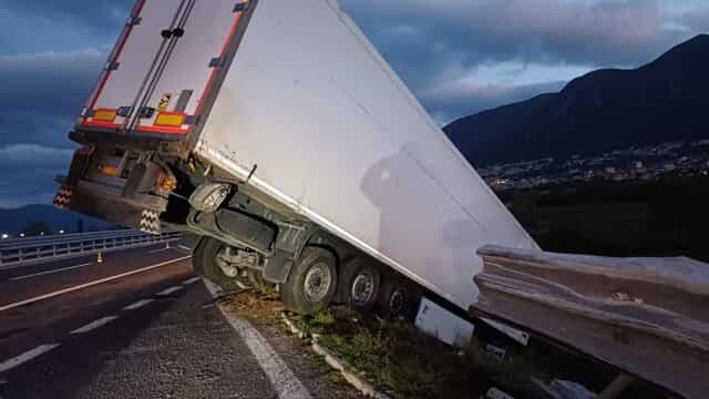 Camion nella scarpata a Sala Consilina, autista illeso