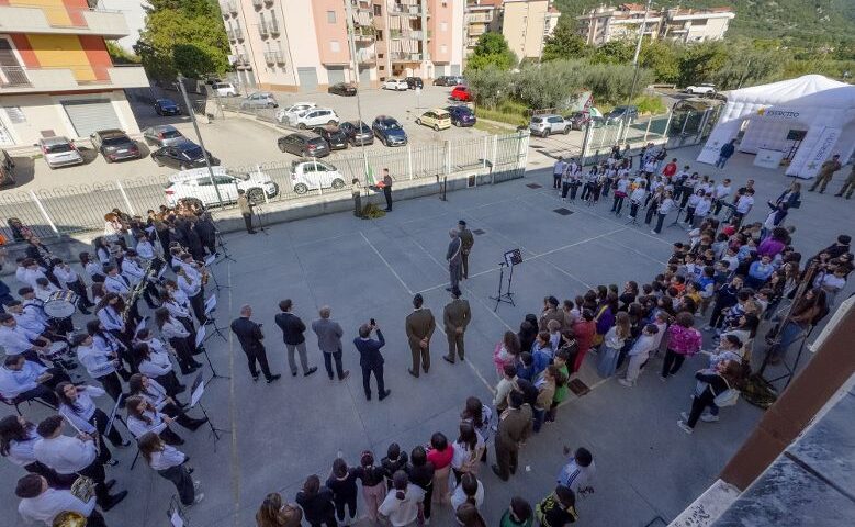 Esercito, al Quadrivio di Campagna Alzabandiera con gli studenti