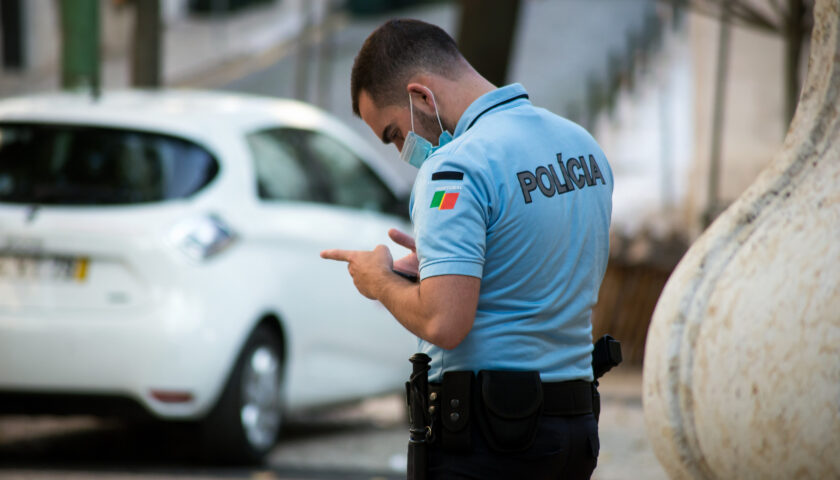 DURANTE UN NORMALE CONTROLLO UN AGENTE HA FOTOGRAFATO IL MIO DOCUMENTO DI RICONOSCIMENTO: L’HO CONTESTATO!