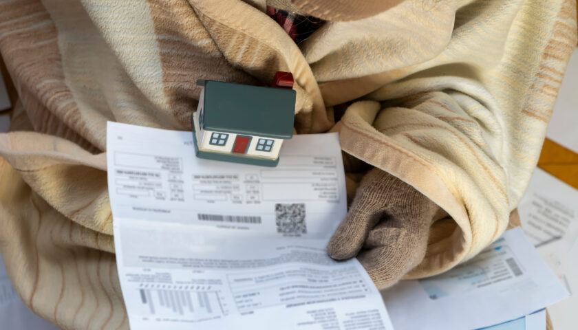 PER COLPA DI UN MOROSO CHE NON PAGA LE BOLLETTE, RISCHIO DI RISPONDERNE IO!  MA COSA PREVEDE LA NORMATIVA?