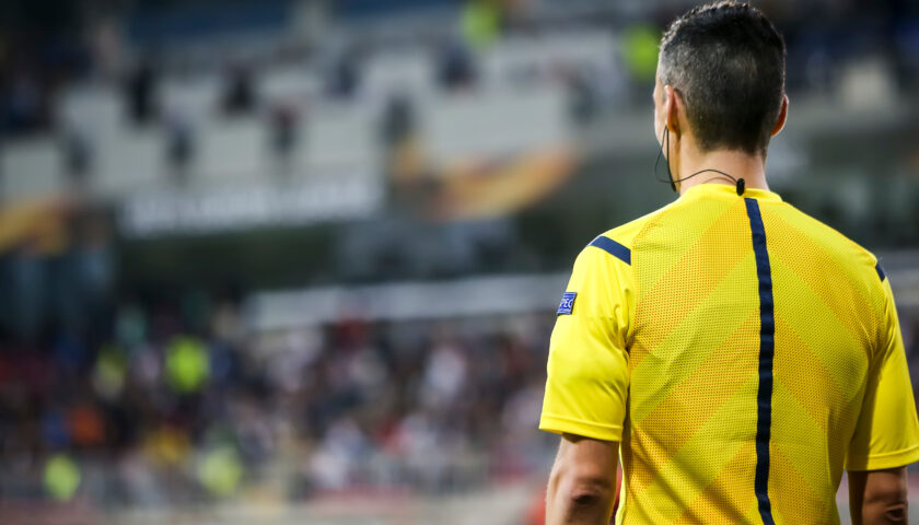 MA L’ABITUDINE DI RIEMPIRE DI INSULTI GLI ARBITRI DI CALCIO È UN COMPORTAMENTO CONSENTITO DALLA LEGGE?