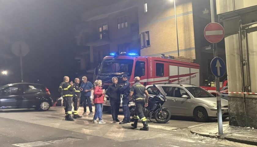 Salerno, calcinacci da un edificio di via Farina a Torrione