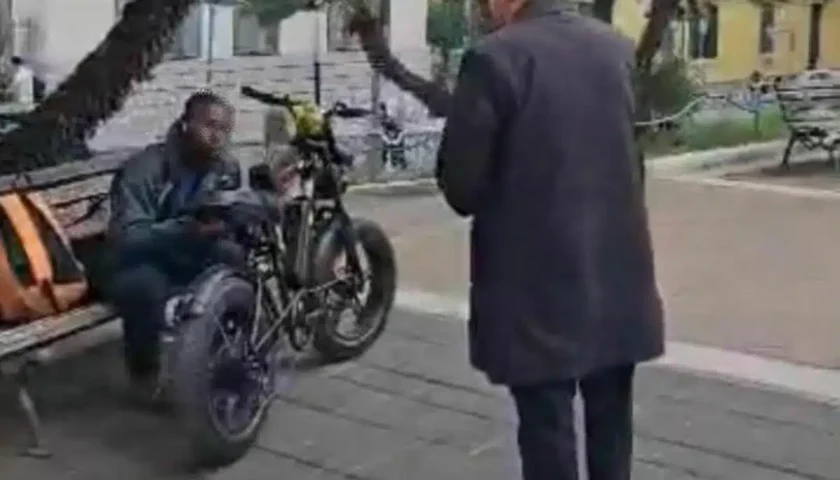 Salerno, De Luca in piazza Monsignor Bolognini  rimprovera uno straniero su bici elettrica