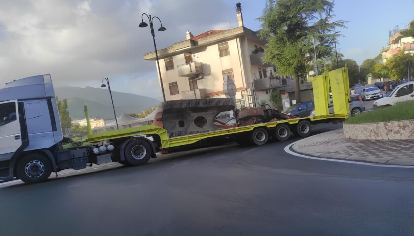 Nocera Inferiore, paura in via Villanova: camion perde escavatore