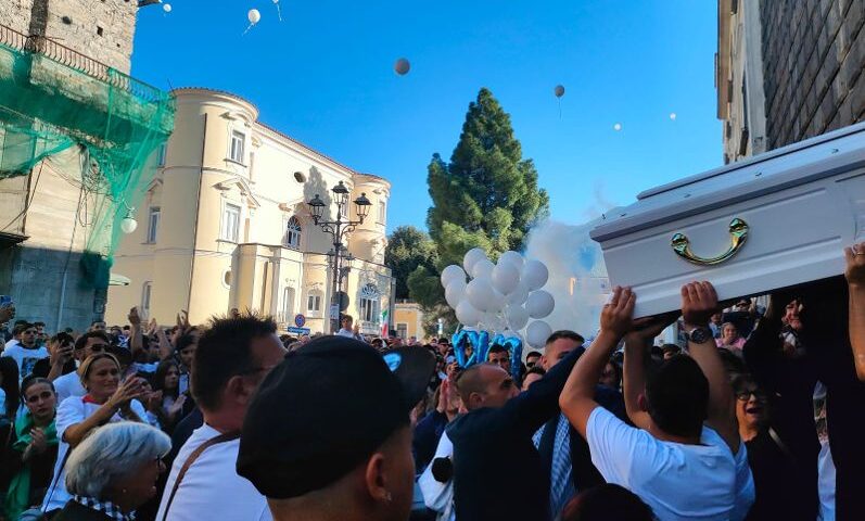 Angri, moto e palloncini bianchi per l’ultimo saluto a Paky Mandile