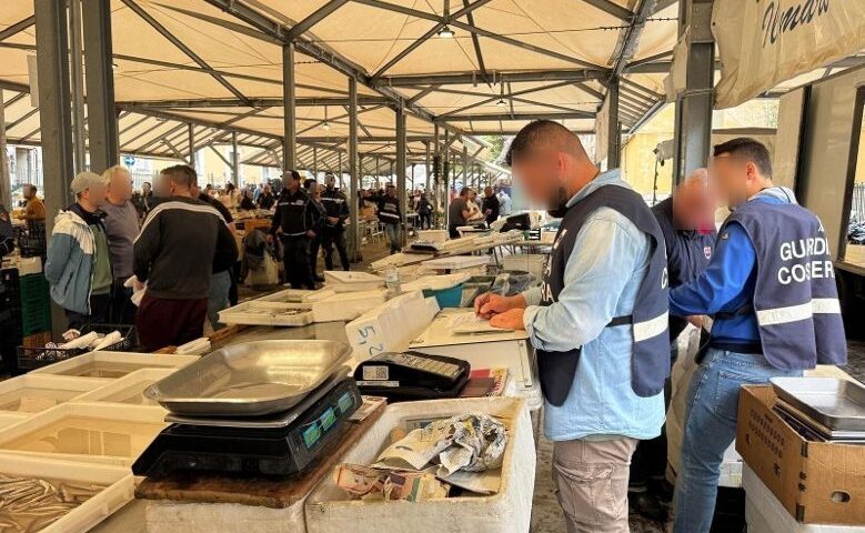 Salerno, 750 kg di prodotti ittici non tracciati: scatta il sequestro