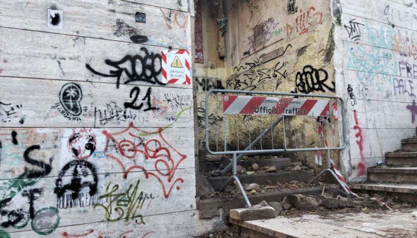 Salerno, si sbriciola muro dell’asilo lato via Vernieri: rischio crolli, strada chiusa