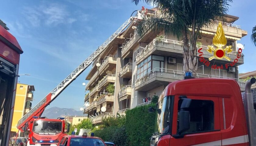 Incendio nel sottotetto di una palazzina a Nocera: paura nel pomeriggio