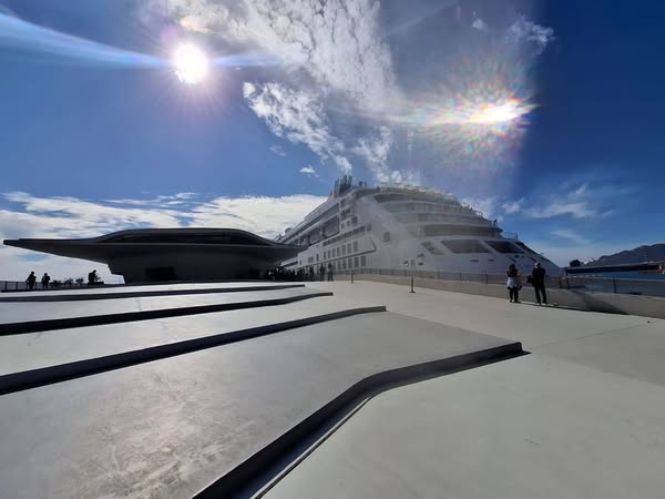 Salerno, approda al porto la Nave Europa 2 con 472 crocieristi