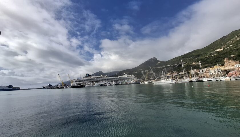 Salerno, approdano due navi con 10mila persone: crocieristi per le strade di Salerno