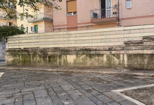 Salerno, rimosse tutte le panchine in piazza Bolognini al Carmine