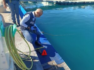 Salerno, pistola ritrovata dalla Polizia nel mare di piazza della Concordia