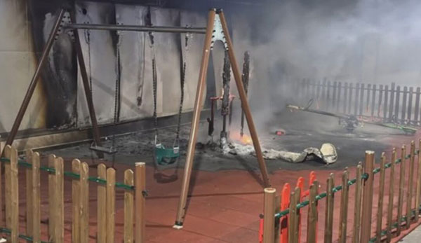 Pontecagnano, incendiato parco giochi. Il sindaco: gesto vigliacco