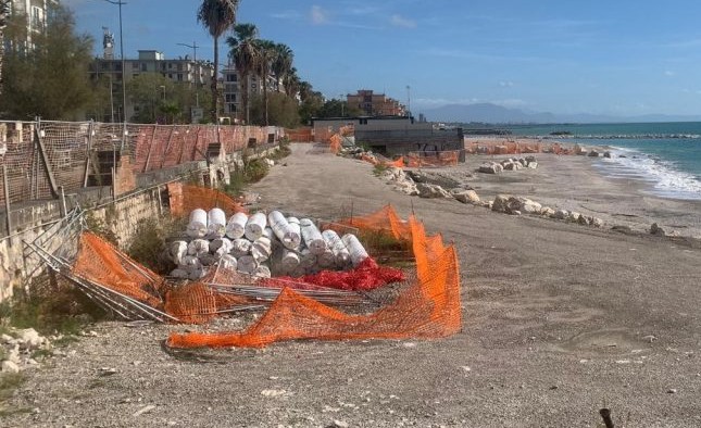 Ripascimento a Salerno, macchinari fermi nell’area tra foce Irno e Polo nautico