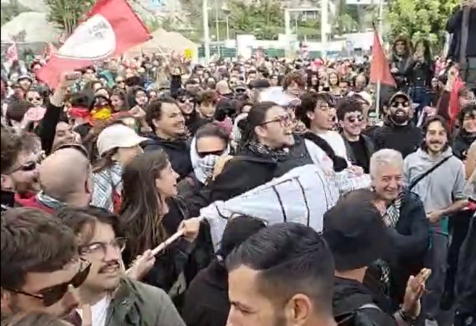 Sciopero per Gaza e tensione a Salerno: 15 feriti, ci sono 3 minorenni manifestanti e 12 delle forze dell’ordine