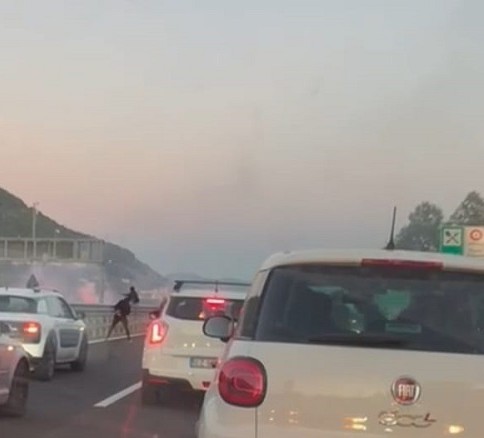 Scontri tra tifosi di Casertana e Catania sull’A2, autostrada bloccata a San Mango Piemonte