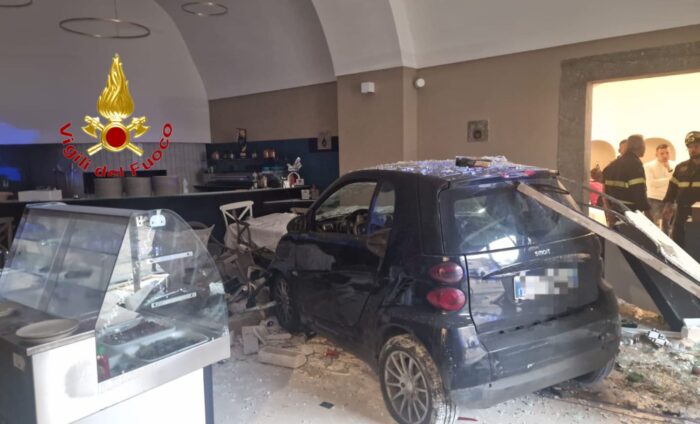 Salerno, Smart sfonda il muro e piomba nel ristorante “La Compagnia del Concord” a Fuorni