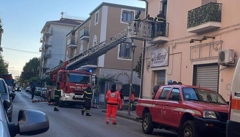 Pontecagnano, il Vopi soccorre donna con problemi alla colonna vertebrale in uno stabile di via Alfani
