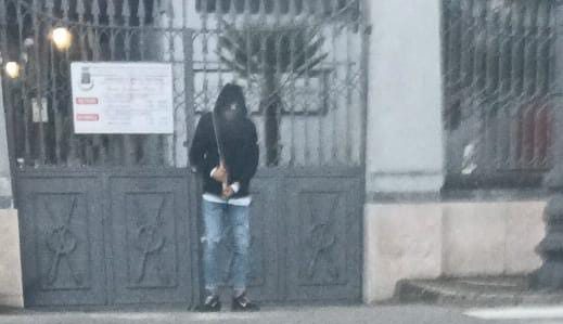 Castel San Giorgio, giovane armato di katana semina il panico