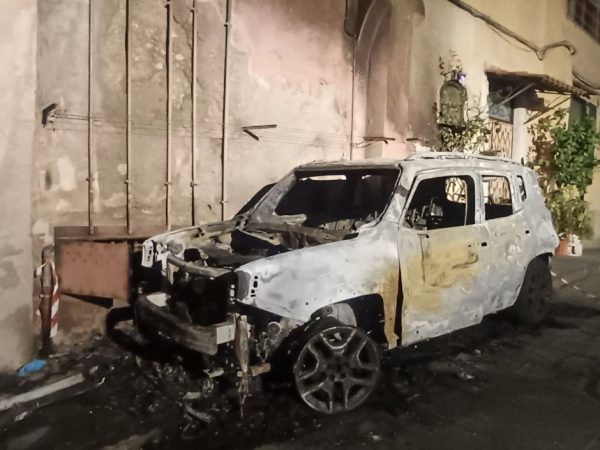 Auto di una donna incendiata in centro a Cava de’ Tirreni: piromane ripreso dalle telecamere