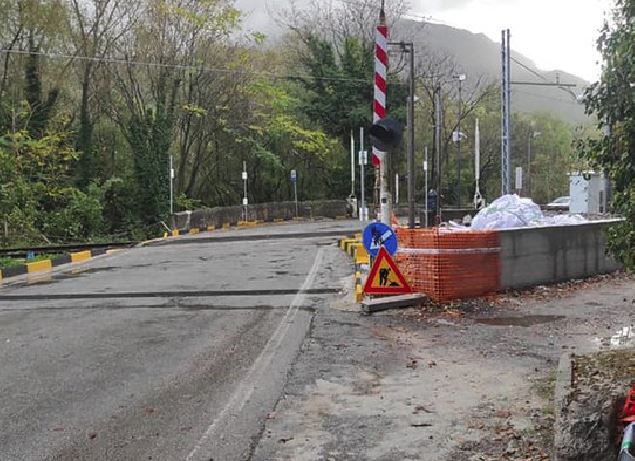 Baronissi, la sindaca Anna Petta: “Situazione insostenibile al passaggio a livello. Chiesto alla Regione e a RFI un intervento urgente”