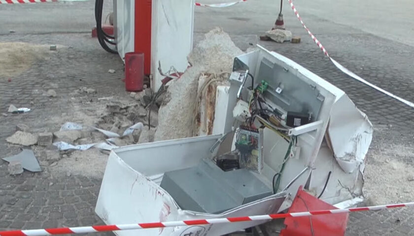 Altavilla Silentina, ladri in azione nel distributore di carburante: sdradicata colonnina del self service