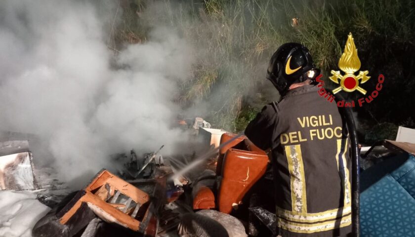 Salerno, discarica a fuoco in via Clark