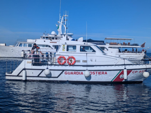 Agropoli, principio di incendio sullo yacht: Guardia Costiera soccorre e salva 16 persone