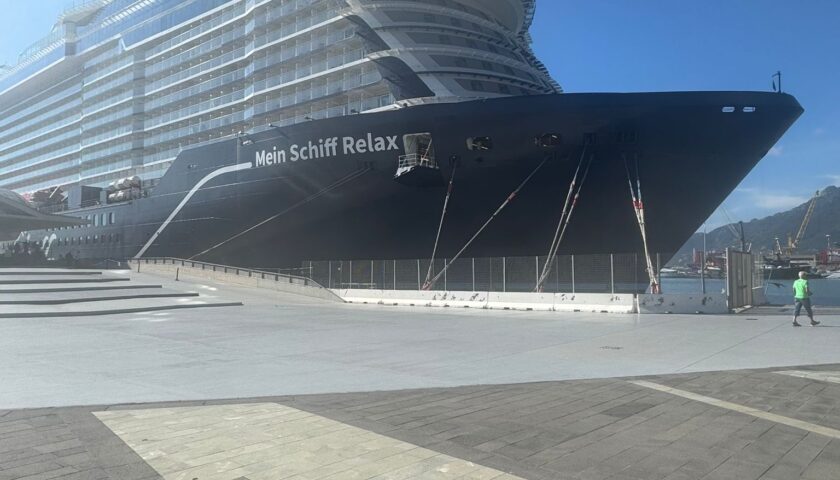 Salerno, alla Stazione Marittima approda la Mein Schiff Relax con 4616 crocieristi
