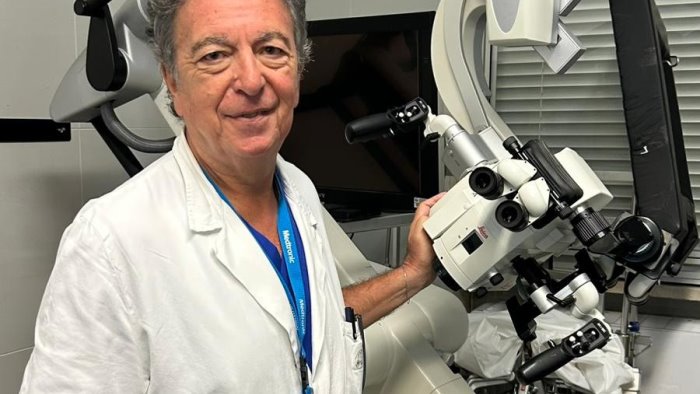 Salerno, 55enne torna a camminare dopo intervento neurochirugico al Ruggi