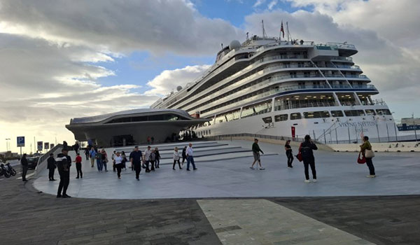 Salerno, attracca la Viking Neptune con 837 crocieristi