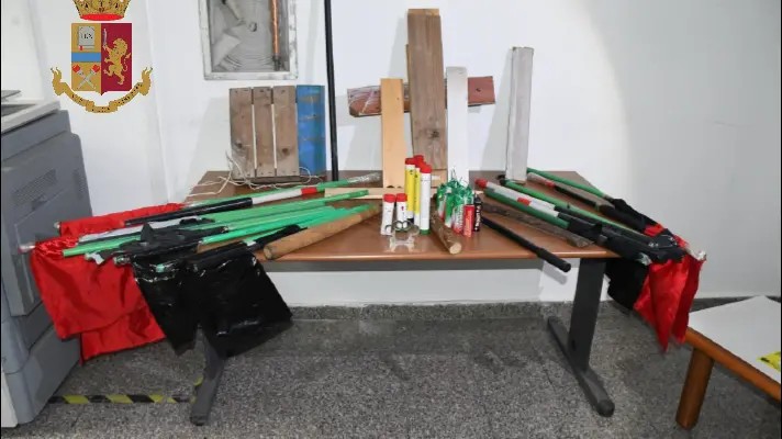 Reggina-Nocerina, sequestrati fumogeni e bombe carta