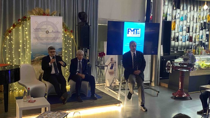 Ormeggi a Salerno, confronto a Salerno per il turismo nautico