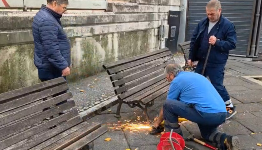 Salerno, Naddeo e Pessolano: la rimozione delle panchine in piazza Bolognini non risolve il problema