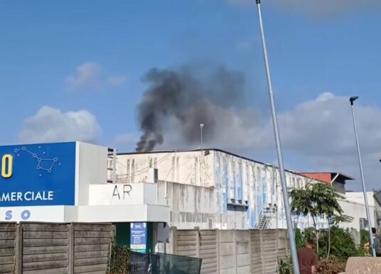 Pagani, fiamme sul tetto del centro commerciale Pegaso: paura in mattinata