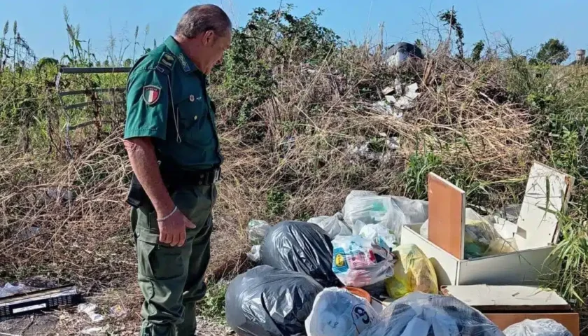 Pontecagnano Faiano, rifiuti abbandonati vicino all’Aeroporto: intervento di Anpana
