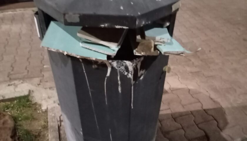 Salerno Pulita, cattivo uso di cestini per la carta in via Parisi a Torrione