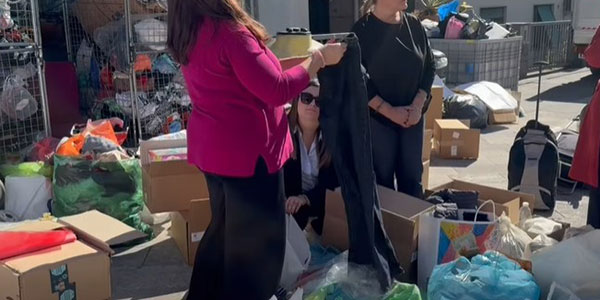 Salerno Pulita, al centro raccolta mobile consegnati abiti e giochi per la Crisalide