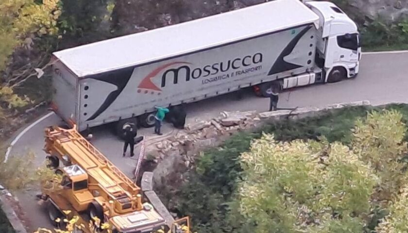 Santomenna, camion resta bloccato dopo essere finito fuori strada