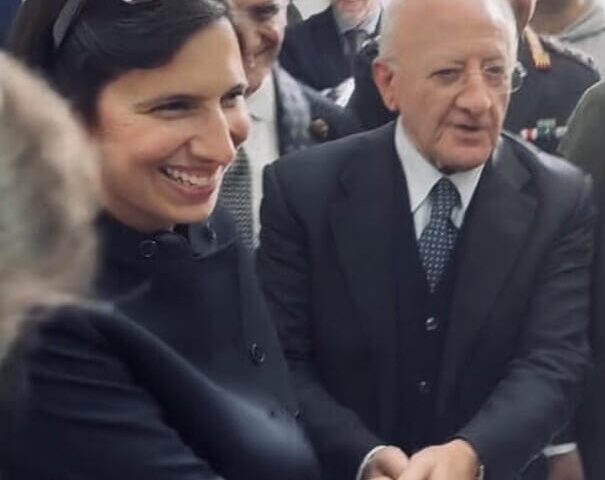 Schlein (Pd) a Fisciano, stringe la mano a De Luca e annuncia: “Vinceremo con Fico, persona perbene”